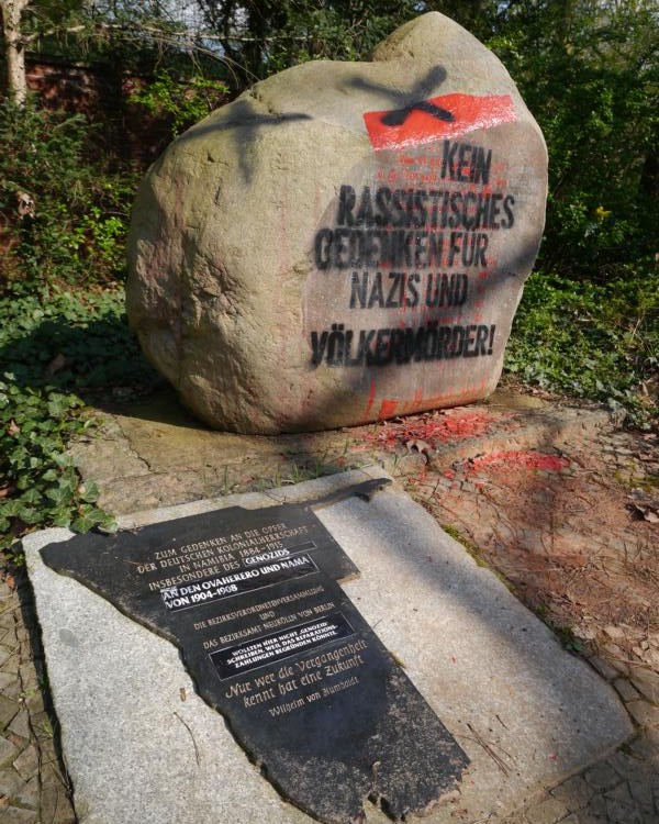 Der Stein mit Inschrift wurde diesmal mit schwarzer Farbe bemalt.