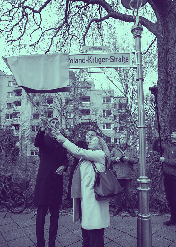 Enthüllung der Roland-Krüger-Straße durch Bezirksbürgermeister Martin Hikel, Polizeipräsidentin Barbara Slowik und Innensenator Andreas Geisel, 2020 © Stephanus Parmann