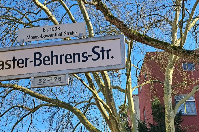 09-Strassenschild-Paster-Behrens-Strasse..jpg