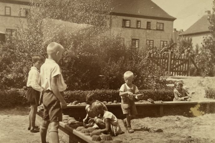 Sandkasten in der Krugpfuhl-Siedlung um 1930 (Günter de Bruyn-Stiftung)Zuschnitt.jpg