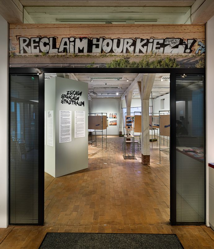 Ausstellungsraum Zeichen.Sprachen.Stadtraum. Foto: Museum Neukölln Eingang zur Ausstellung Zeichen.Sprachen.Stadtraum.