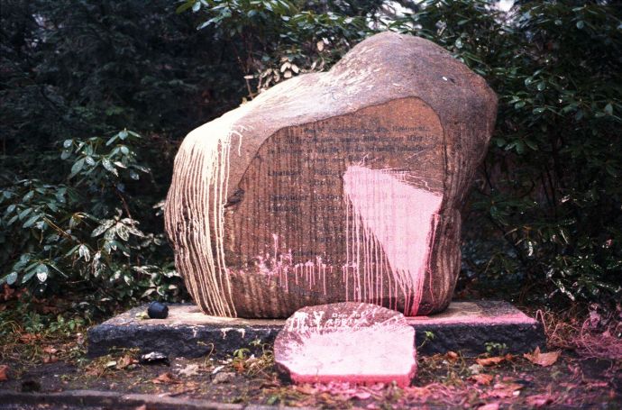 Zwei Steine mit Inschrift sind mit Farbe beworfen worden.