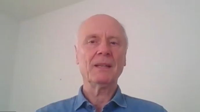 Ein Mann vor weißem Hintergrund.