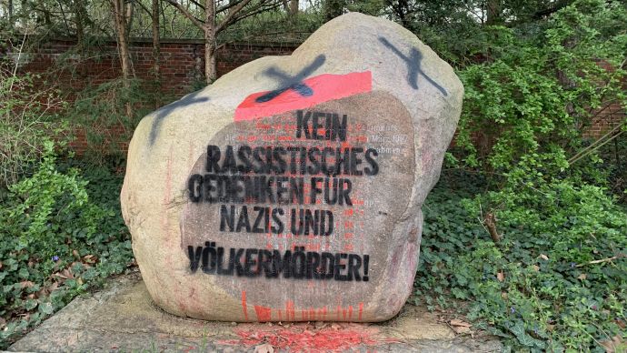 Der Stein mit Inschrift wurde diesmal mit schwarzer Farbe bemalt: Kein rassistisches Gedenken für Nazis und Völkermörder.