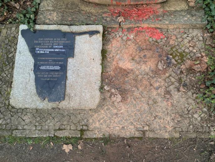 Der Inhalt der Inschrift auf der schwarzen Gedenkplatte wurde durch Überklebung verändert.