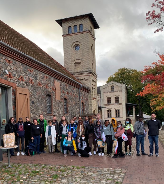 Schülergruppe vor dem Museum Neukölln